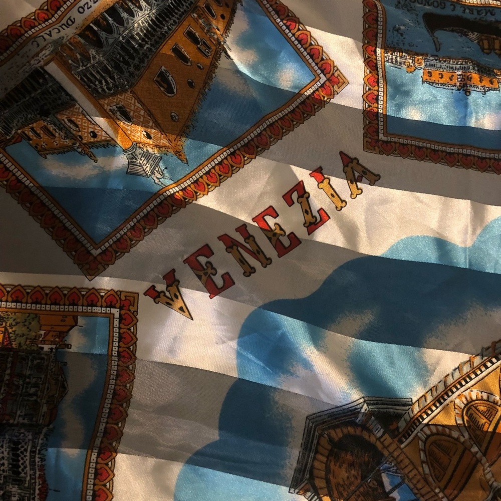 Moschino scarf ( large ) SOLD - Picture 7 of 11